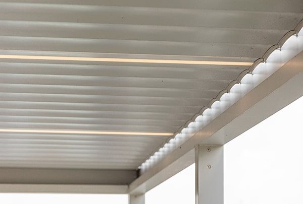 Dettaglio delle lamelle chiuse di una pergola