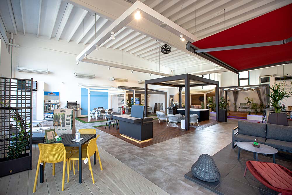 elementi-di-arredamento-da-esterno-in-showroom