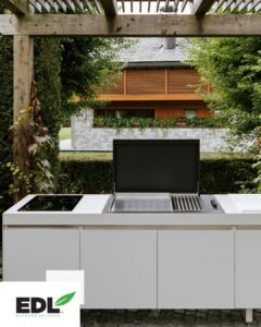 Cucina da esterno con barbecue e moduli di appoggio