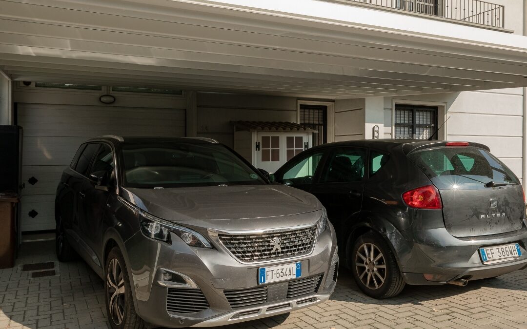 Tettoia auto con pannelli solari: ricava energia parcheggiando la tua auto