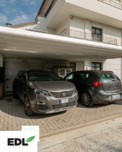 Copertura per due auto davanti a un’abitazione
