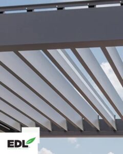 Dettaglio delle lamelle aperte di una pergola
