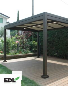 Gazebo scuro con copertura su pavimentazione in legno