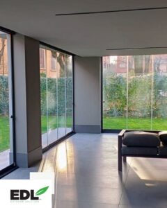 Zona relax con vetrate affacciate sul giardino