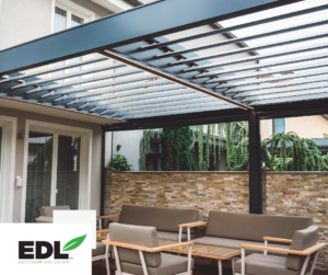 Pergola addossata con salotto da esterno