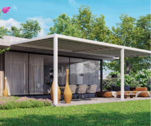 Pergola bianca con chiusure laterali affacciata sul prato