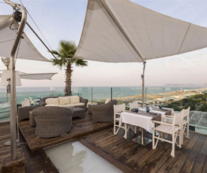 Vela ombreggiante sopra zona pranzo e salotto in terrazza