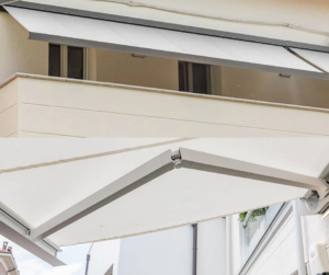 Due tende da sole a bracci sopra balcone e terrazzo